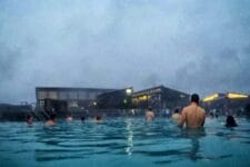 ludzie w basenie Myvatn Nature Baths