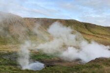 parujące źródła w Reykjadalur