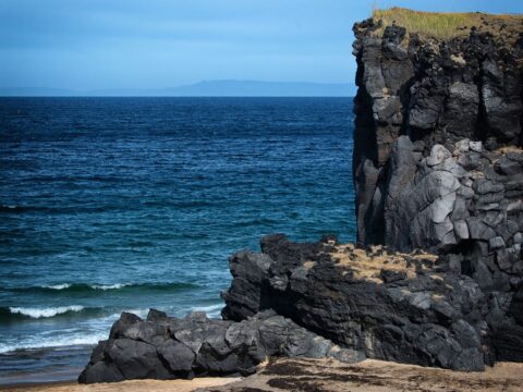 skalisty klif plaży Skardsvik