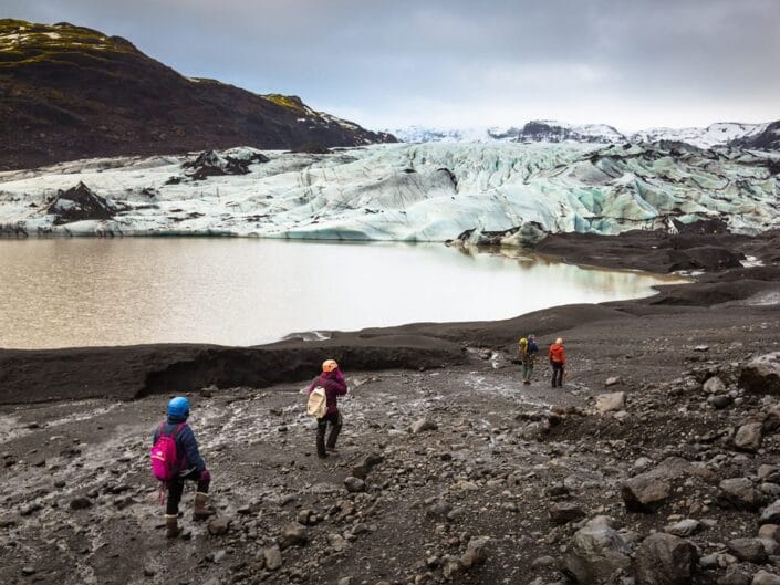 Grupa turystów w drodze na lodowiec Sólheimajökull