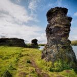 Kolumna skalna Gud Fingur w jeziorze Myvatn