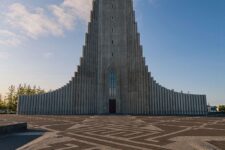 fasada i plac przed Hallgrimskirkja