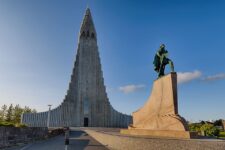 Hallgrimskirkja i pomnik Leifura Eiríkssona