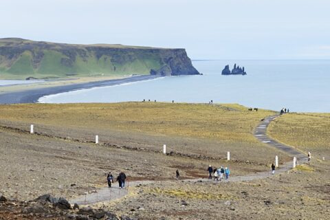 Widok na Reynisfjara z półwyspu Dyrholeay