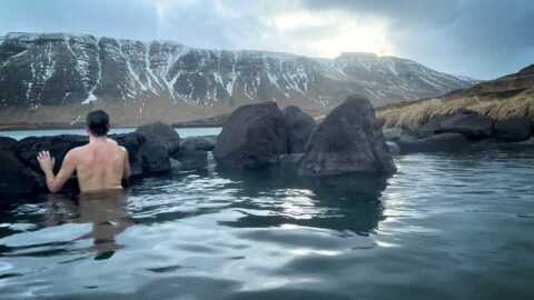 Widok z basenów Hvammsvik na fiord