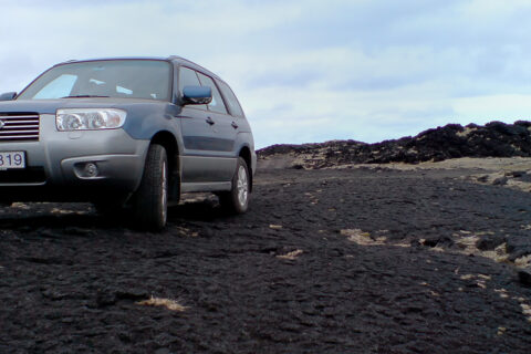 Subaru Forrester na lawie w Islandii