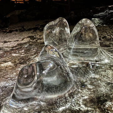 lodowe nacieki przypominające stalagmity