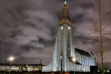 Hallgrimskirkja nocą