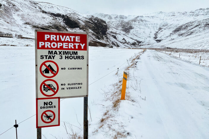 Sign by the road to Seljavallalaug: private property, maximum stay 3 hours, no camping, no sleeping in vehicles, no drones
