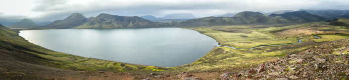 Panorama jeziora i kempingu Alftavatn