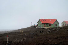 Schronisko Hrafntinnusker Hut w chmurach