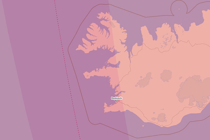 Mapa Islandii z naniesionym zasięgiem pełnego zaćmienia Słońca w 2026 roku oraz linią maksymalnej totalności.