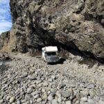 camper 4x4 jadący po wąskim fragmencie drogi 622 na Westfjords, Islandia