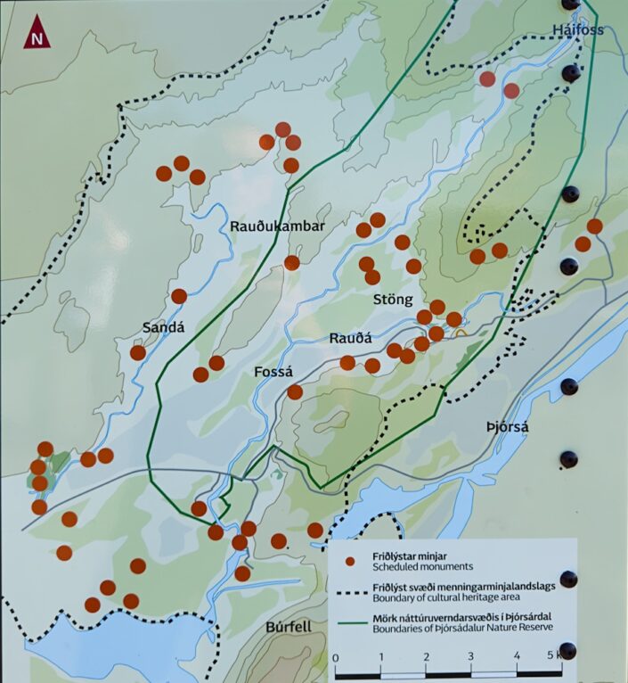 Mapa z tablicy informacyjnej przy Stöng z zabytkami objętymi ochroną (friðlýstar minjar) w dolinie Þjórsárdalur